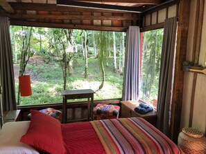 2 dormitorios, tabla de planchar con plancha, cuna de viaje