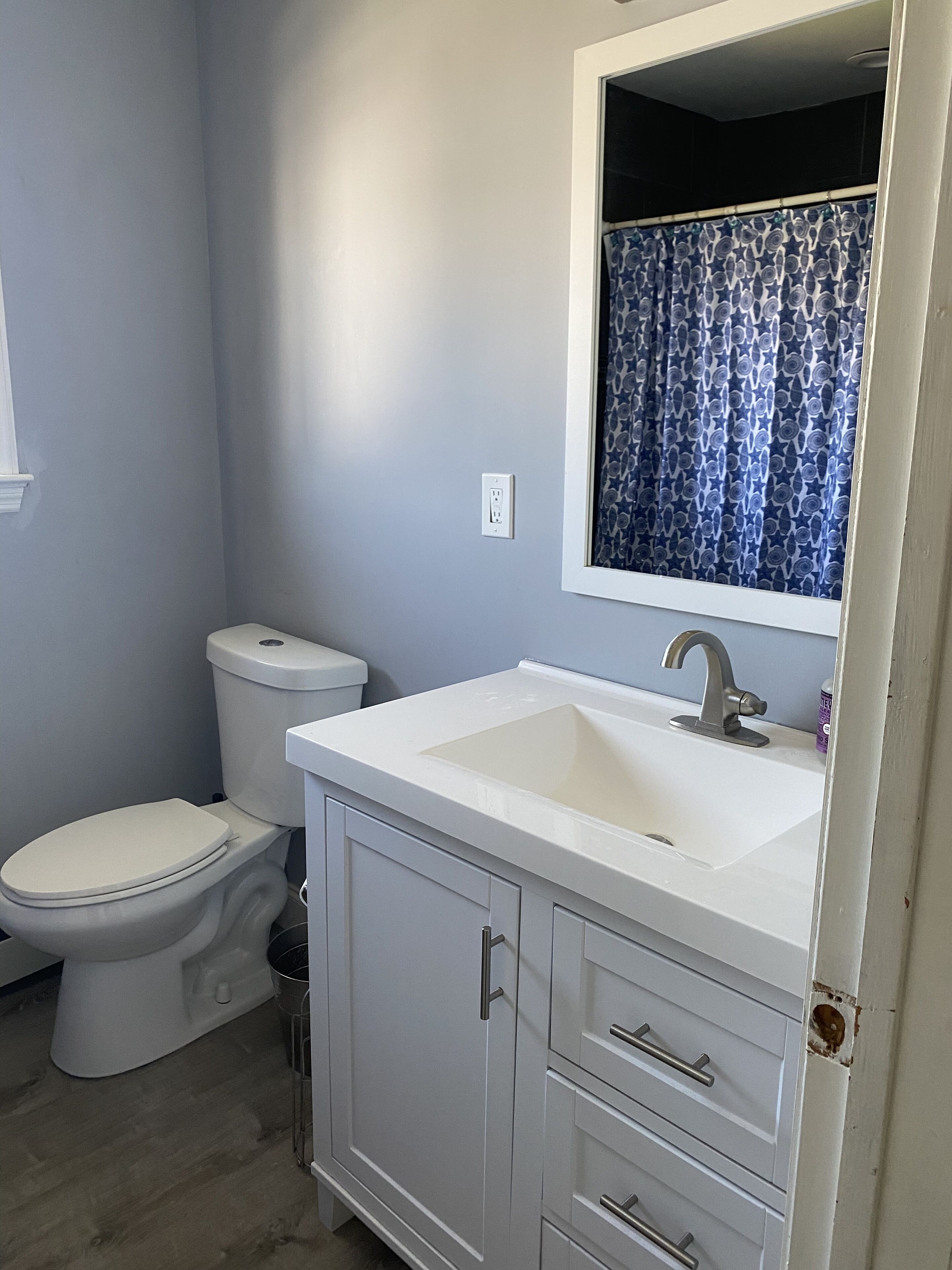 Pet friendly, walk to beach or bay, great restaurants and nightlife!!