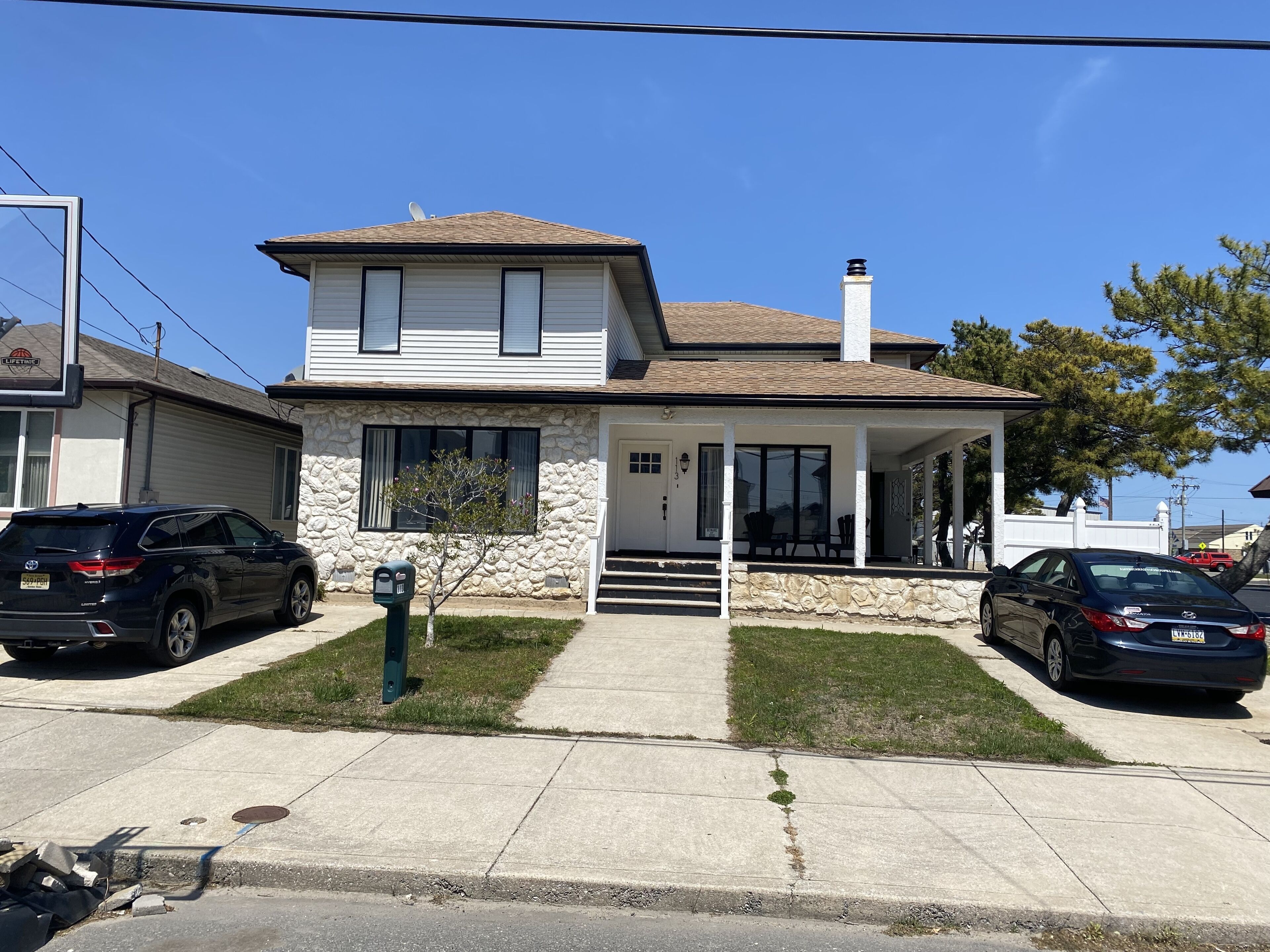 Pet friendly, walk to beach or bay, great restaurants and nightlife!!