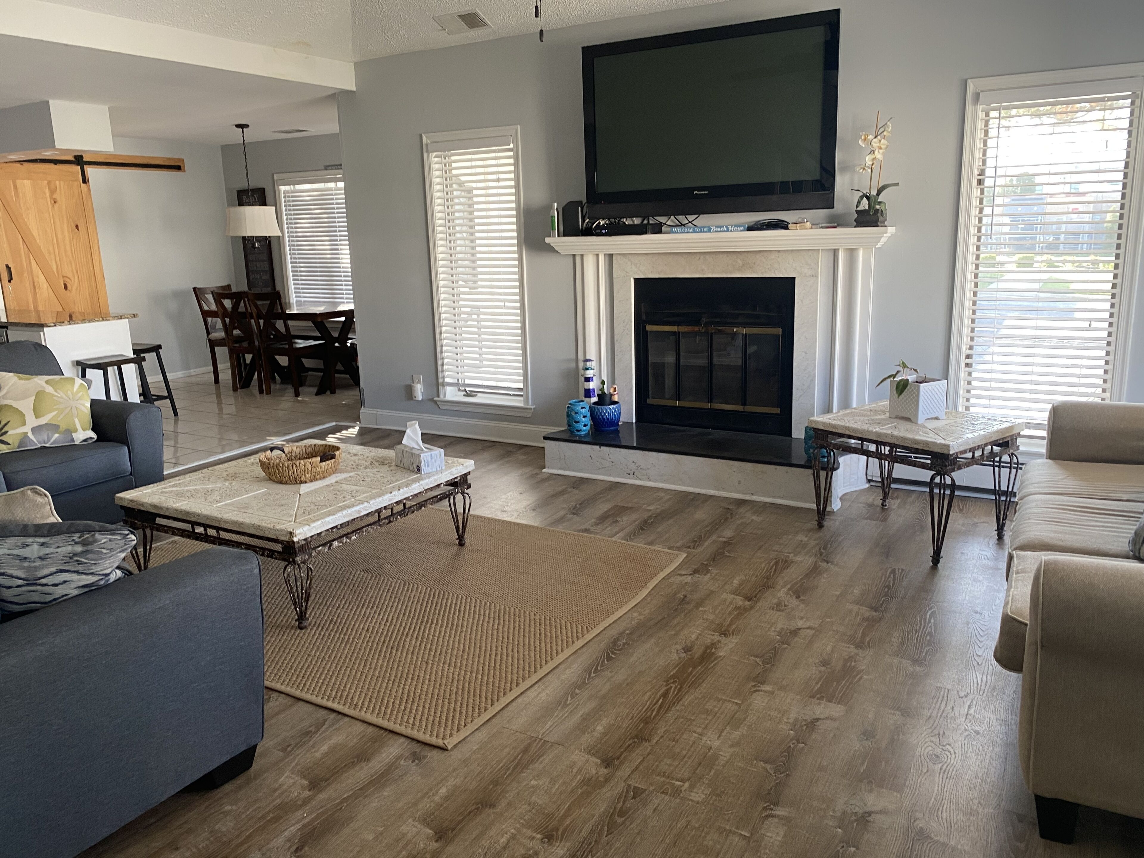 Pet friendly, walk to beach or bay, great restaurants and nightlife!!