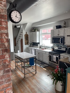 Frigorifero, microonde, forno, piano cottura