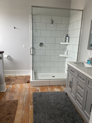 Badewanne, Haartrockner, Handtücher, Seife