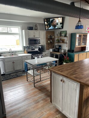 ثلاجة، ميكروويف، فرن، موقد طهي مسطح