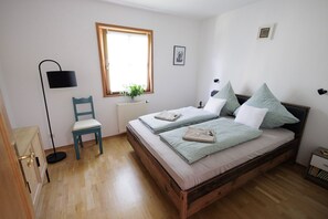 4 bedrooms, desk, iron/ironing board, travel cot - Alpenchalet Bad Reichenhall, 190 qm, 3 bedrooms, 3 floors, big gardenarea (Bayerisch Gmain)