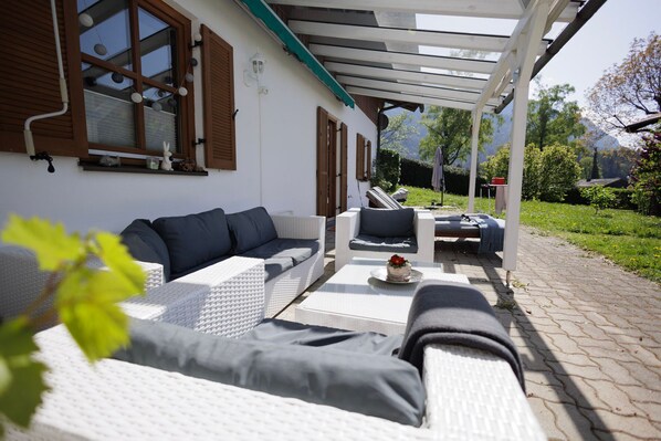 Terrace/patio - Alpenchalet Bad Reichenhall, 190 qm, 3 bedrooms, 3 floors, big gardenarea (Bayerisch Gmain)