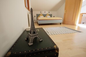4 Schlafzimmer, Schreibtisch, Bügeleisen/Bügelbrett, Reisekinderbett