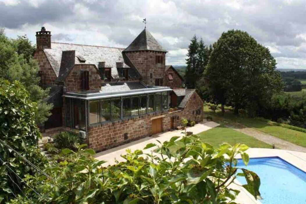 Warm estate in the heart of green nature