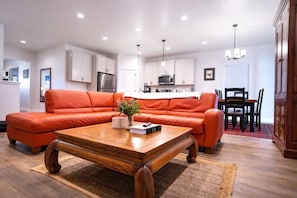 Smart TV, chimenea y estéreo 