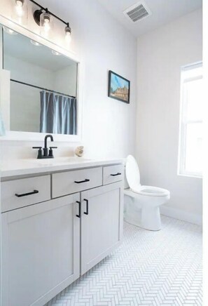 Combined shower/bathtub, hair dryer, towels, soap - Brand New 3 BR Vacation Home on a Golf Course (Victor)