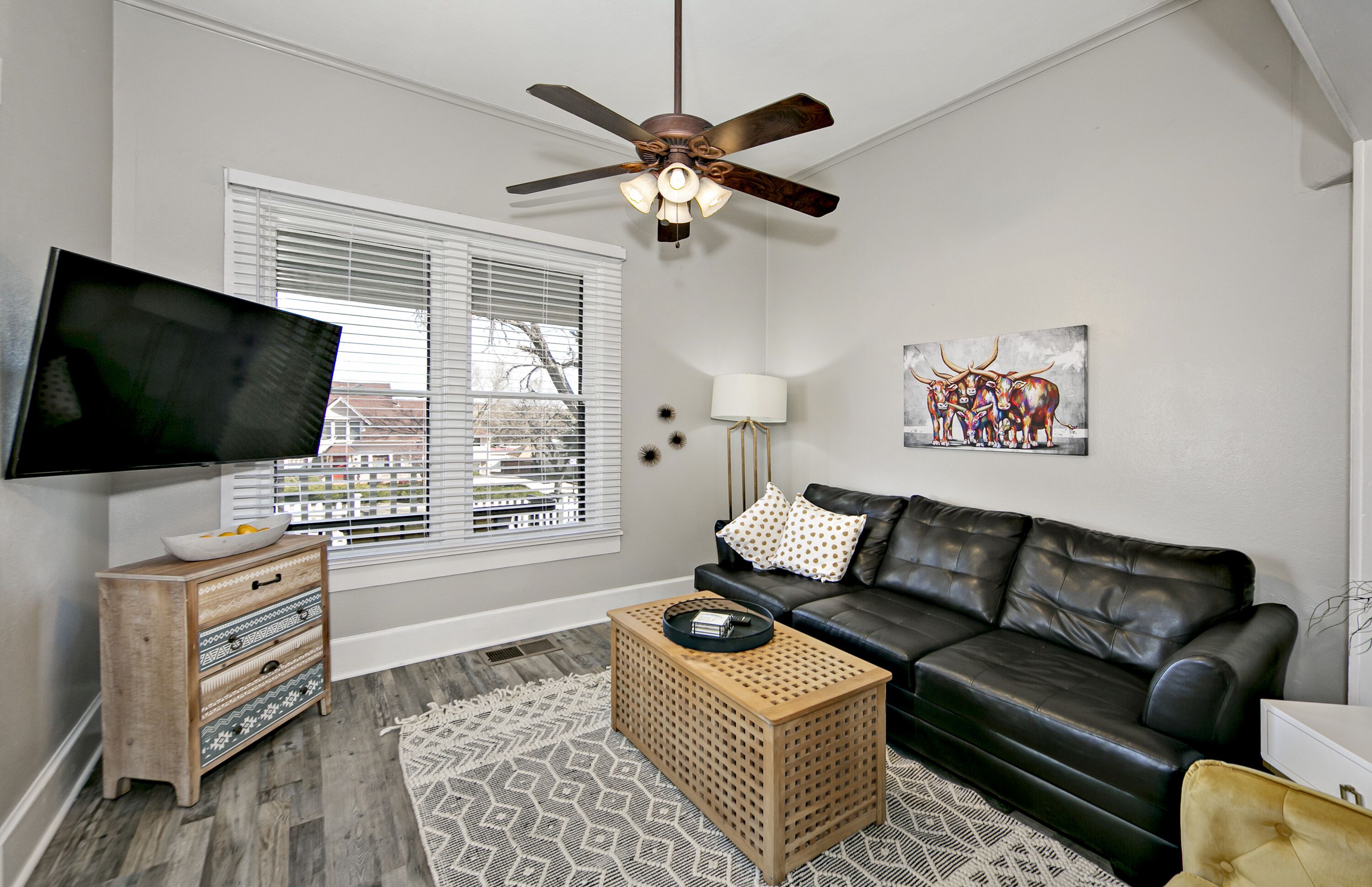 2 blocks to the Courthouse Square !