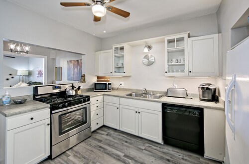 Just over 2 blocks to the Courthouse Square !