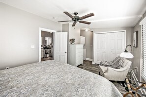 2 bedrooms, desk, iron/ironing board, free WiFi - Just over 2 blocks to the Courthouse Square ! (Prescott)