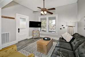 Smart TV - Just over 2 blocks to the Courthouse Square ! (Prescott)