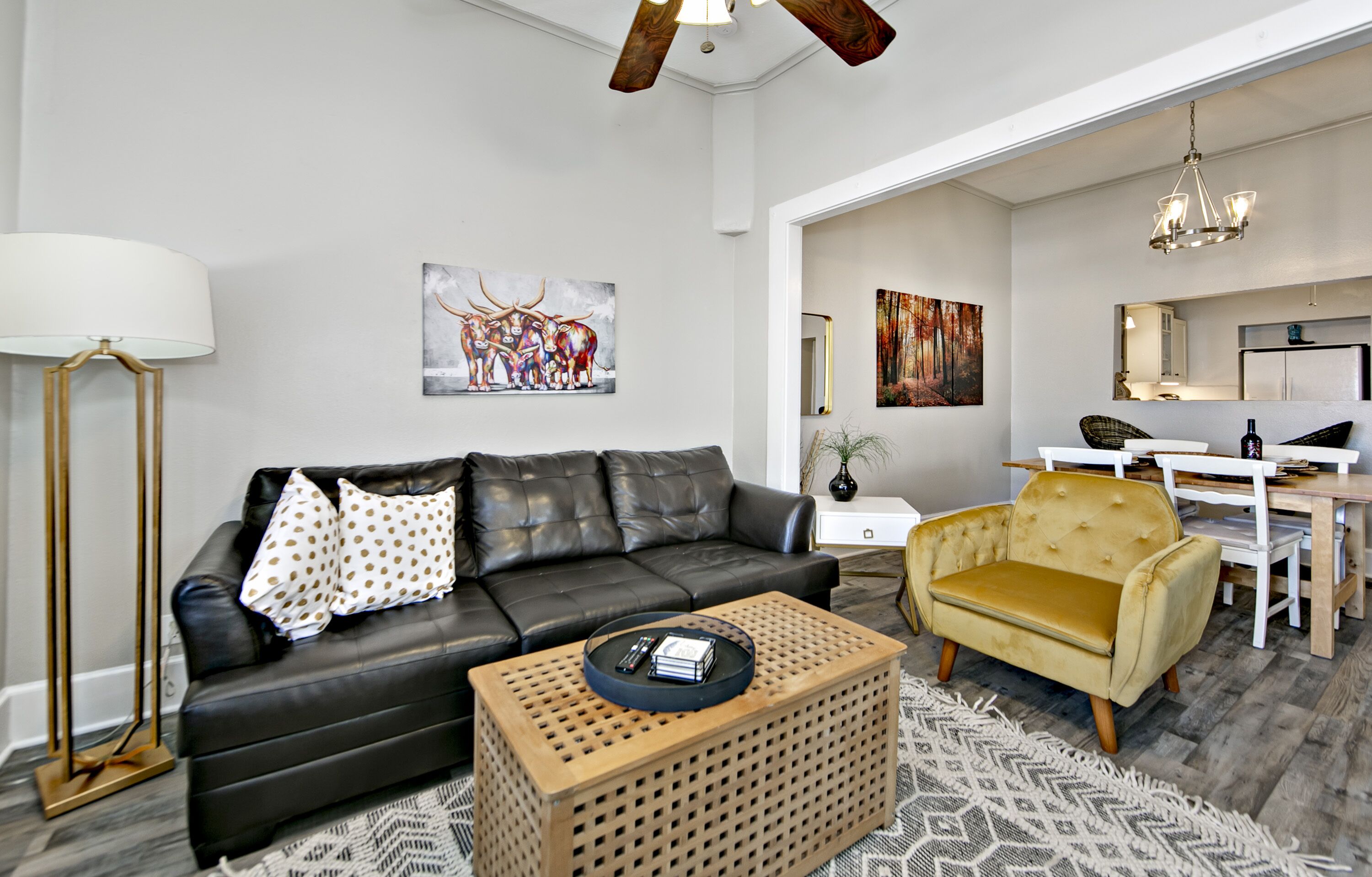 2 blocks to the Courthouse Square !