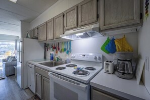 Kühlschrank, Mikrowelle, Herdplatte, Geschirrspüler