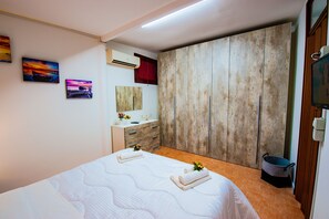 3 habitaciones, tabla de planchar con plancha y cuna de viaje