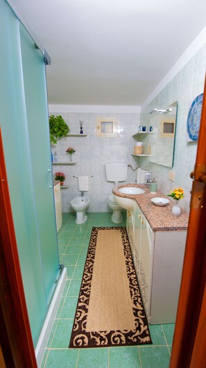 Shower, hair dryer, bidet, towels - Villa Aulena - Holiday home in Sicily (Trappeto)