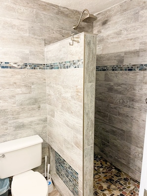 Shower, hair dryer, towels, soap - Renovated 2022 Oceanfront Studio TOG BEACHCHAIRS UMBRELLA thru October (Panama City Beach)