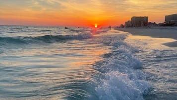 Sur la plage, chaise longue
