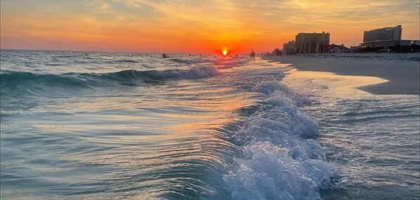 On the beach, sun-loungers - Renovated 2022 Oceanfront Studio TOG BEACHCHAIRS UMBRELLA thru October (Panama City Beach)