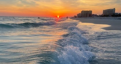 Renovated 2022 Oceanfront Studio TOG BEACHCHAIRS UMBRELLA thru October