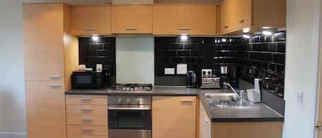 Apartment, Multiple Beds | Private kitchen | Fridge, microwave, oven, stovetop