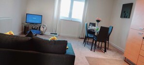 Apartment, Multiple Beds | Living room | 30-inch TV with digital channels - Remarkable 2-bed Apartment in Reading (Reading)