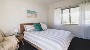 1 habitación y tabla de planchar con plancha 