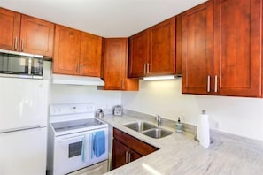Geladeira, micro-ondas, fogão, cooktop
