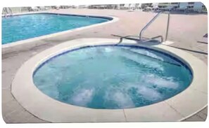 من حمّامات السباحة المغطاة، حمّام سباحة خارجي