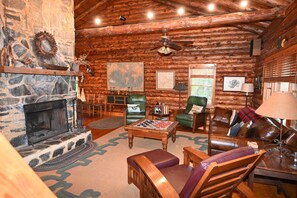 Smart TV, fireplace, DVD player, table tennis - River's Bend Cabin Offers Solitude and Play on the Upper James River (Eagle Rock)