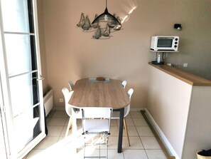 Dining - House - Heated swimming pool from April to September (Talmont-Saint-Hilaire)