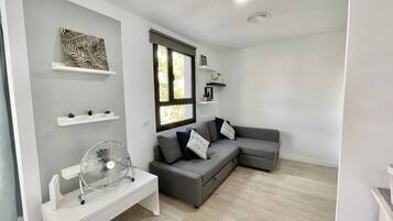 Una Smart TV, una impresora