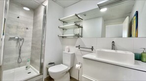 Regadera, toallas, jabón, papel de baño 