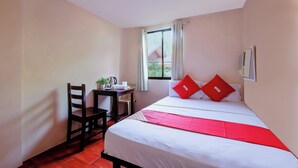 A room with a bed, a desk, a chair, and a window. - Vaccinated Staff - OYO 847 Cote D' Azure (Las Pinas)