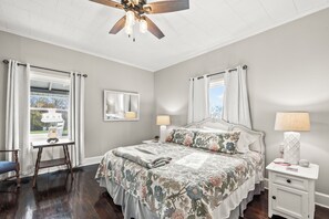 2 makuuhuonetta, työpöytä, silitysrauta/-lauta, ilmainen Wi-Fi