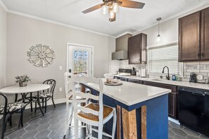 Fridge, microwave, oven, stovetop - Clayton's 1910, Completely Restored Mill House, business-friendly weekday rates (Graham)
