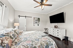 2 bedrooms, desk, iron/ironing board, free WiFi