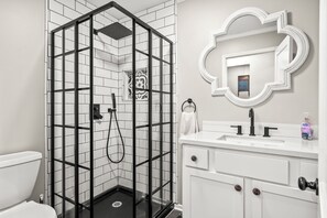 Een douche, een haardroger, handdoeken, zeep