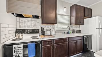 Een koelkast, een magnetron, een oven, een kookplaat