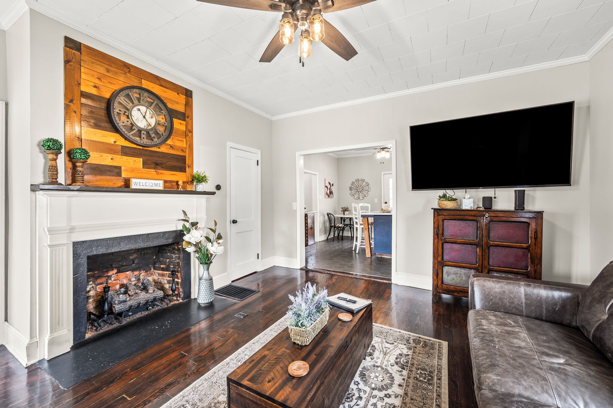 Smart TV, fireplace, books, stereo