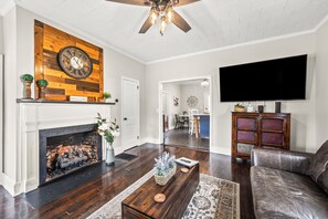 Älytelevisio, takka, kirjoja, stereot