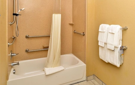Standard-Doppelzimmer | Badezimmer | Handtücher. Western Inn & Suites