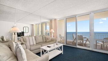 Een smart-tv en een open haard