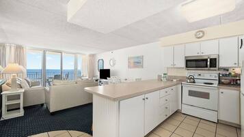 Een koelkast, een magnetron, een oven, een kookplaat