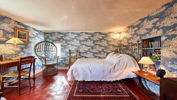 8 bedrooms, desk, iron/ironing board, travel cot