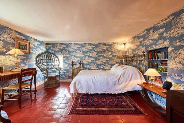 8 slaapkamers, een bureau, een strijkplank/strijkijzer, reisbedje