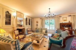 Téléviseur, lecteur de DVD, table de baby-foot, table de ping-pong