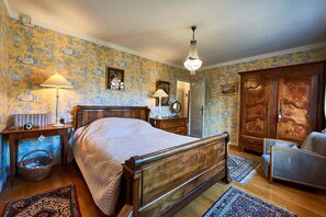 8 slaapkamers, een bureau, een strijkplank/strijkijzer, reisbedje
