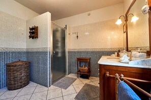 Bañera, toallas, jabón y champú